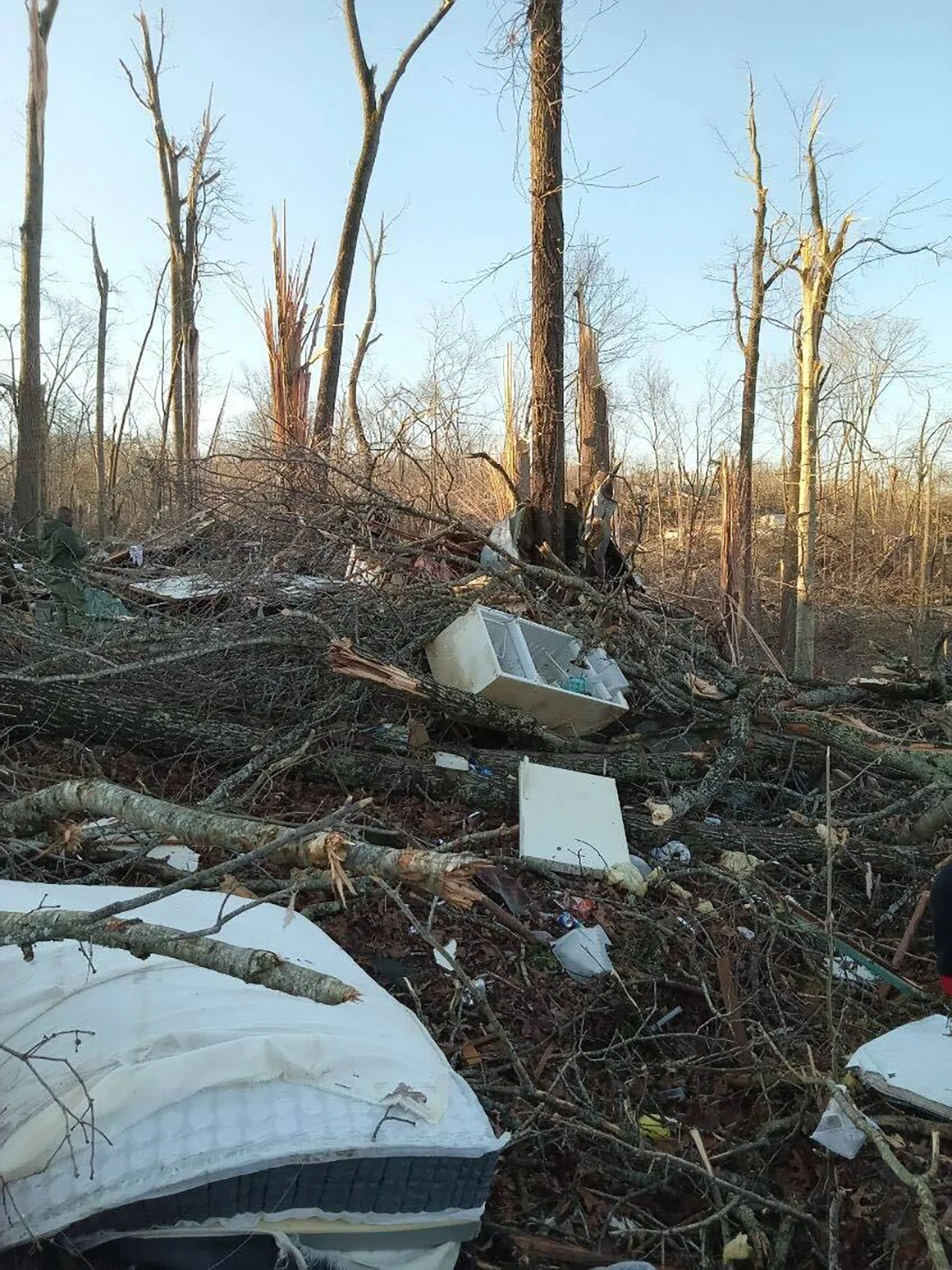 Vzmetnica, na kateri je Sydney Moore počivala skupaj s svojim enoletnim sinom, leži med ostanki njihove uničene mobilne hiše, ki jo je razdejalo tornado. (Foto: Sydney Moore)